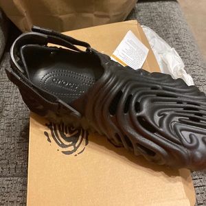 Never worn, worn size 8 in men 10 in women black crocs salehe bemburry